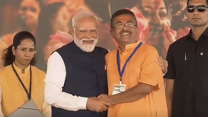 মোদির পাশে দাঁড়িয়ে পশ্চিমবঙ্গের মুখ্যমন্ত্রীর শপথ নিলেন শুভেন্দু